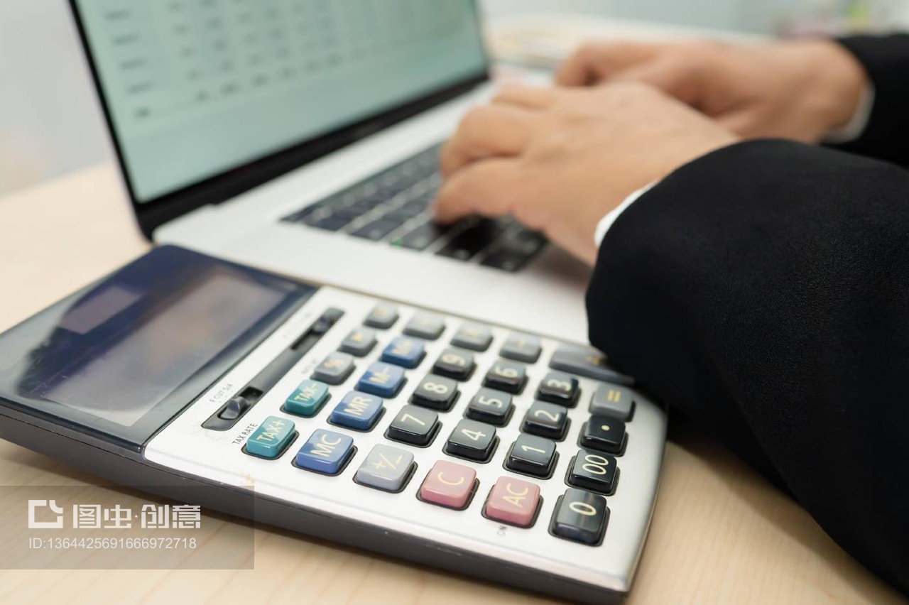 亞洲會計師工作和分析財務報告項目會計圖表和計算器在現代辦公室,財務和商業概念。